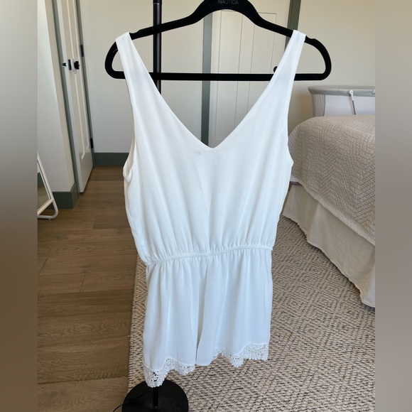 White lace detail romper. - Picture 3 of 4